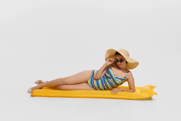 Портрет Молодої Красивої Жінки Стильному Плавальному Костюмі Лежить Надувному Матраці — стокове фото