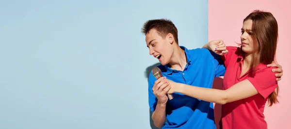 Fiatalok Portréja Férfi Mikrofonnal Pózolva Éneklő Csata Elszigetelve Kék Rózsaszín — Stock Fotó