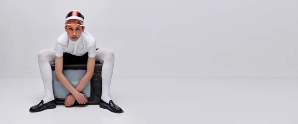 Портрет Стильного Молодого Человека Позирующего Белых Колготках Ретро Изолированного Сером — стоковое фото