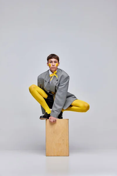 Πορτρέτο Του Κομψό Αγόρι Ποζάρουν Σακάκι Σακάκι Και Κίτρινο Καλσόν — Φωτογραφία Αρχείου
