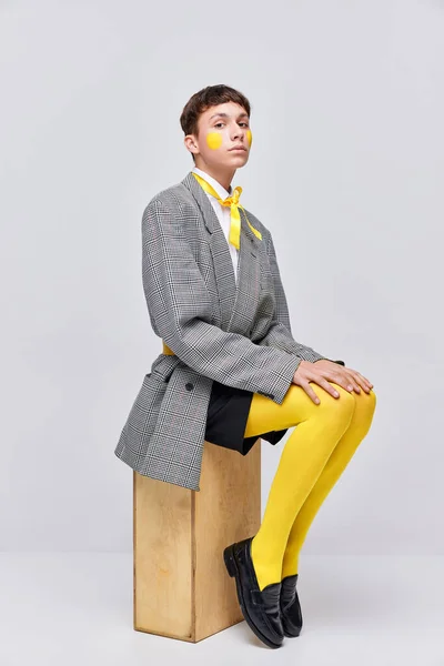 Портрет Стильного Мальчика Позирующего Куртке Блейзере Желтых Колготках Изолированных Сером — стоковое фото