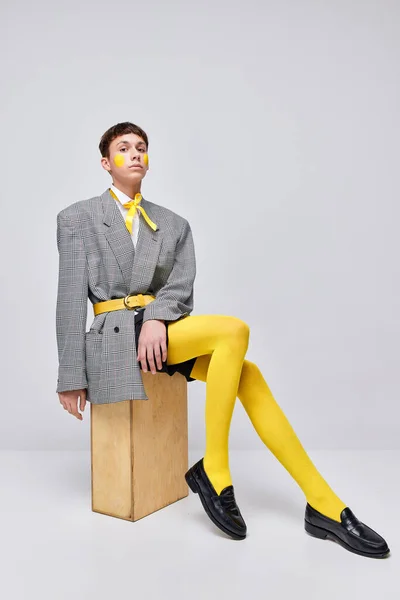 Портрет Стильного Мальчика Позирующего Куртке Блейзере Желтых Колготках Изолированных Сером — стоковое фото