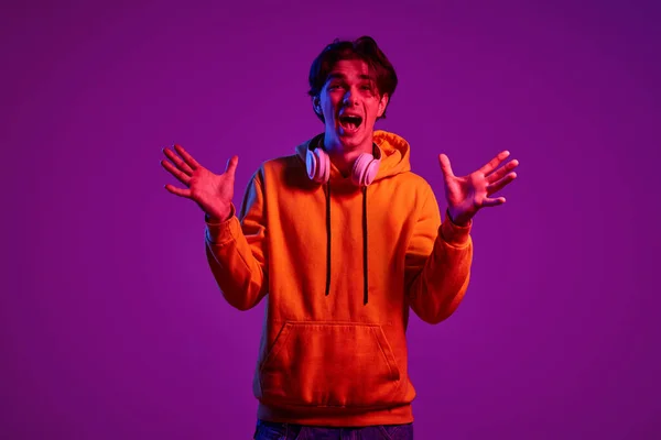 Портрет Молодої Людини Повсякденному Светрі Позує Навушниками Ізольованими Фіолетовому Фоні — стокове фото
