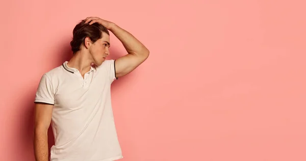 Портрет Молодого Мускулистого Мужчины Повседневной Белой Футболке Позирующей Розовом Фоне — стоковое фото