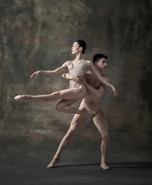 Młody Mężczyzna Kobieta Tancerze Baletowi Występujący Ciemnozielonym Tle Rocznika Pełni — Zdjęcie stockowe