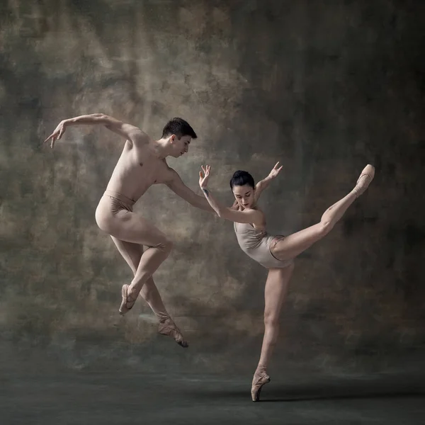 Jovem Homem Mulher Dançarinos Balé Apresentando Isolados Fundo Verde Escuro — Fotografia de Stock