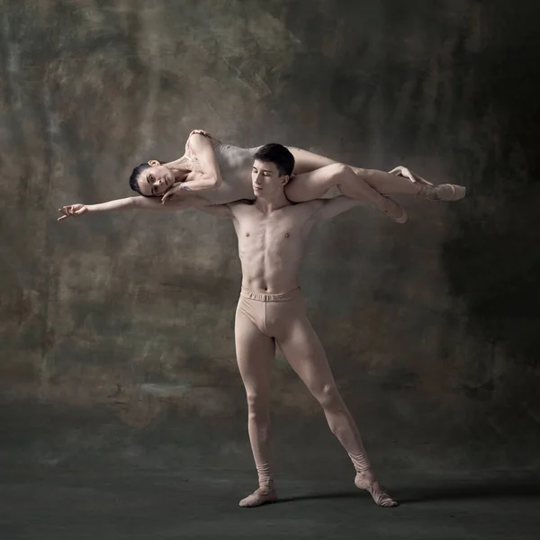 Joven Hombre Mujer Bailarines Ballet Actuando Aislados Sobre Fondo Vintage — Foto de Stock