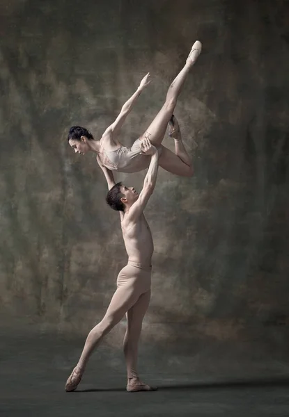 Jeune Bel Homme Femme Danseurs Ballet Produisant Isolés Sur Fond — Photo