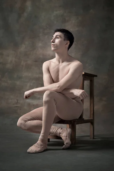 Retrato Joven Guapo Bailarín Ballet Pastel Ropa Color Desnudo Posando — Foto de Stock