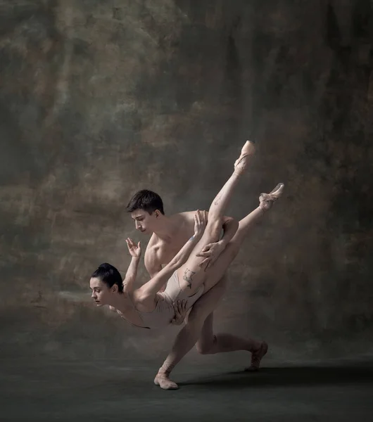 Jeune Homme Jeune Femme Danseuses Ballet Professionnelles Produisant Isolées Sur — Photo