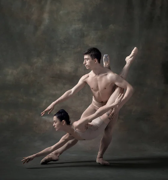 Jovem Homem Mulher Dançarinos Balé Realizando Isolado Sobre Fundo Verde — Fotografia de Stock
