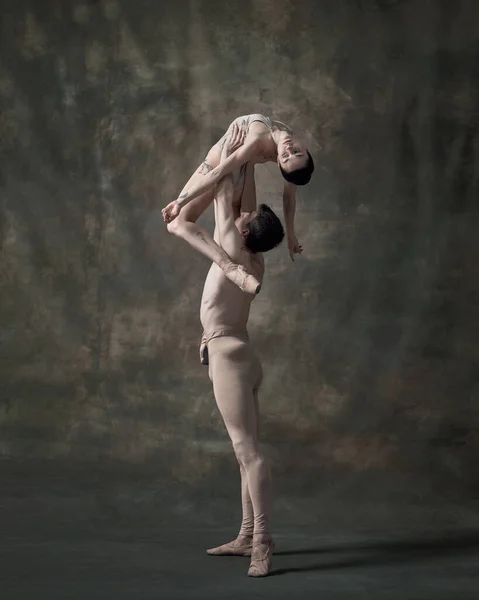 Jovem Homem Mulher Dançarinos Balé Realizando Isolado Sobre Fundo Verde — Fotografia de Stock