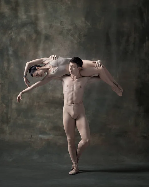 Jeune Homme Jeune Femme Danseurs Ballet Produisant Isolés Sur Fond — Photo