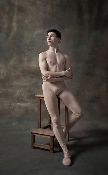Retrato Joven Guapo Bailarín Ballet Ropa Color Pastel Posando Sobre — Foto de Stock