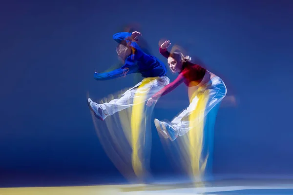 Портрет Молодої Людини Жінки Танцює Ізольовано Темно Синьому Фоні Змішаними — стокове фото