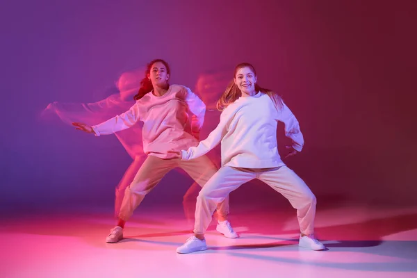 Portrait Deux Jeunes Filles Dansant Hip Hop Isolé Sur Fond — Photo
