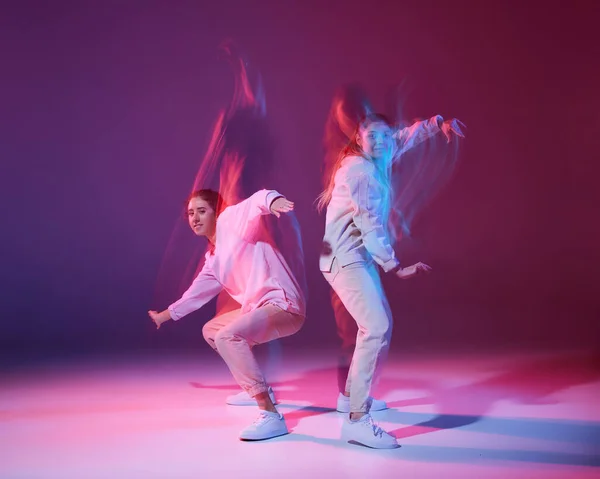 Retrato Chicas Jóvenes Bailando Hip Hop Aisladas Sobre Fondo Violeta — Foto de Stock