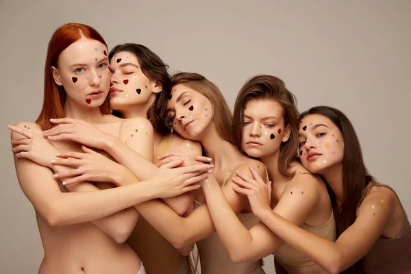 Portret Van Jonge Mooie Vrouwen Die Poseren Beige Ondergoed Geïsoleerd — Stockfoto