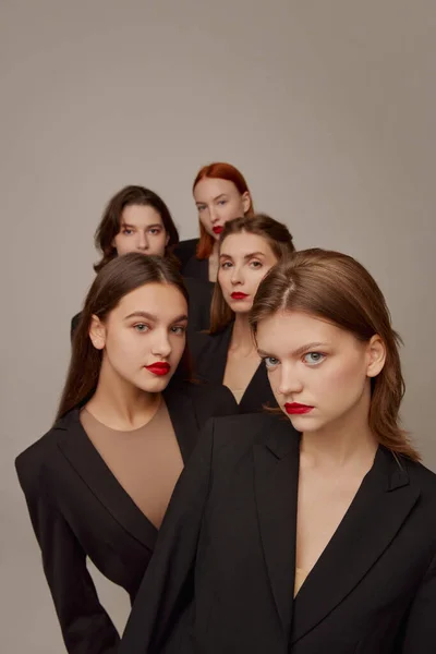 Portret Van Jonge Mooie Vrouwen Zwarte Jassen Rode Lippenstift Make — Stockfoto