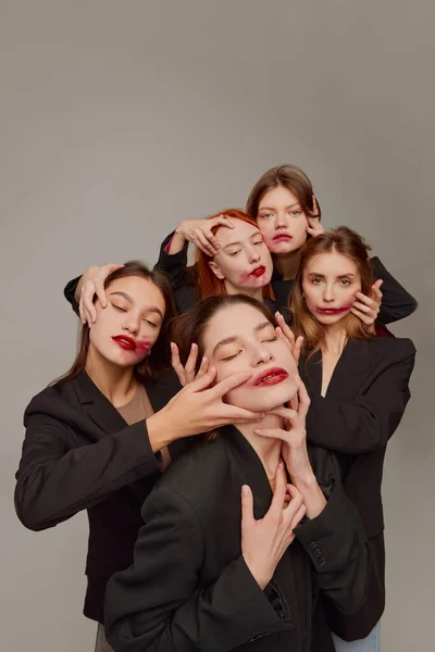 Retrato Mulheres Bonitas Jovens Jaquetas Pretas Maquiagem Batom Vermelho Posando — Fotografia de Stock