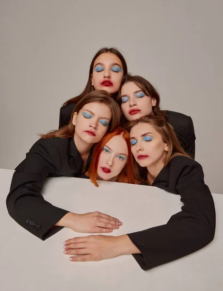 Portret Van Jonge Mooie Vrouwen Zwarte Jassen Rode Lippenstift Make — Stockfoto