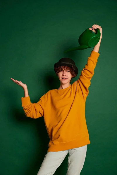 Sarı Süveter Yeşil Arka Planda Izole Edilmiş Şapkayla Poz Veren — Stok fotoğraf