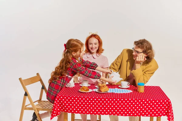 대화네요 아름다운 과귀여운 테이블에 앉아서 배경에서 식사를 있습니다 미모의 스타일 — 스톡 사진