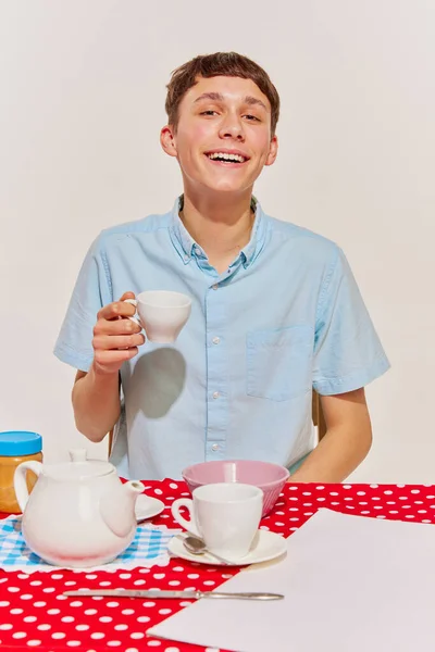 Retrato Joven Camisa Azul Sentado Mesa Desayunando Aislado Sobre Fondo —  Fotos de Stock