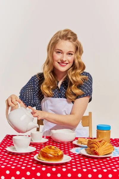 Piękna Młoda Kobieta Rumieńcami Nalewająca Herbatę Jedząca Śniadanie Szarym Tle — Zdjęcie stockowe