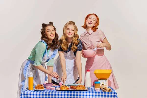 Retrato Três Mulheres Bonitas Donas Casa Posando Cozinha Isolada Sobre — Fotografia de Stock