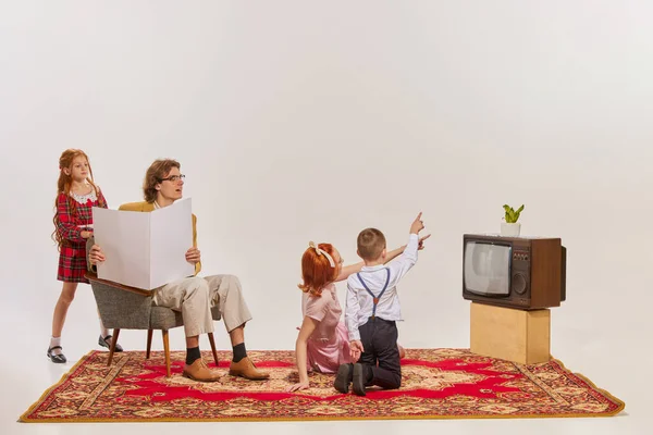 Πορτρέτο Της Νεαρής Οικογένειας Βλέποντας Τηλεόραση Απομονώνονται Γκρι Φόντο Χαρούμενες — Φωτογραφία Αρχείου