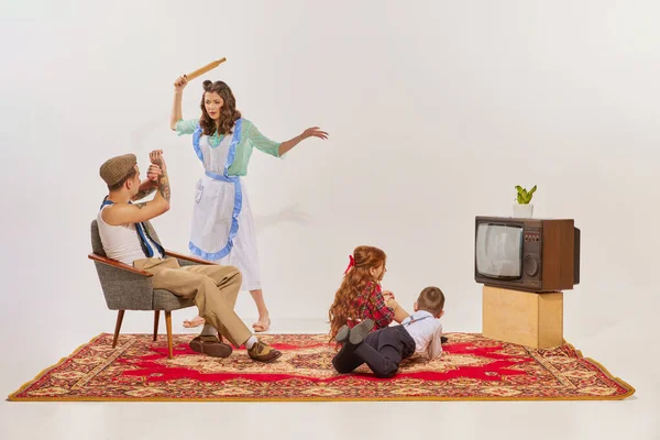 Πορτρέτο Της Νεαρής Οικογένειας Βλέποντας Τηλεόραση Απομονώνονται Γκρι Φόντο Παιδιά — Φωτογραφία Αρχείου