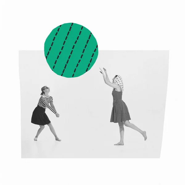 当代艺术拼贴 创意设计与两个时尚的年轻女子玩球 有乐趣的夏季假期 创意的概念 老式风格 海报的复制空间 — 图库照片