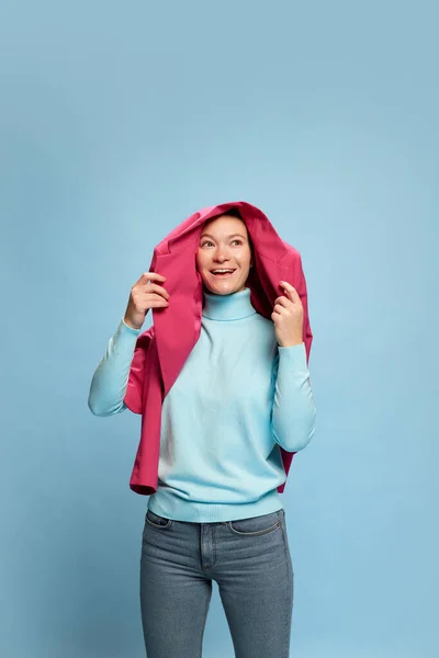 Retrato Una Joven Posando Con Una Chaqueta Rosa Vívida Cabeza — Foto de Stock