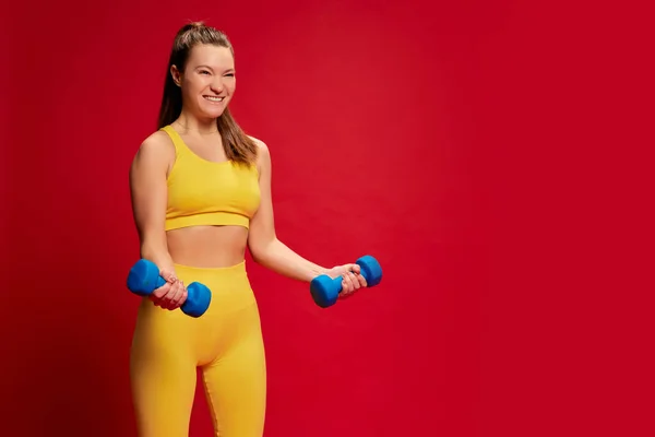 Πορτρέτο Της Νεαρής Γυναίκας Κίτρινο Αθλητικό Ντύσιμο Κάνει Ασκήσεις Αλτήρες — Φωτογραφία Αρχείου