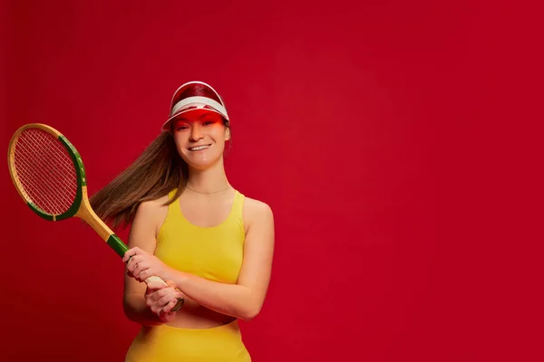 Portré Fiatal Sárga Sportruházat Pózol Játszik Tenisz Elszigetelt Piros Háttér — Stock Fotó