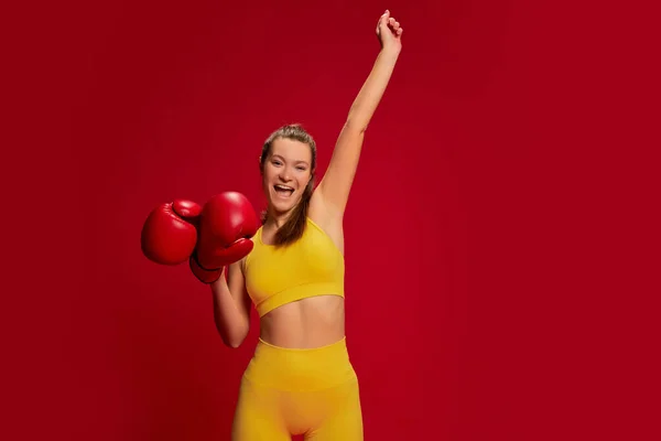 Sarı Spor Giyim Boks Eğitim Görmüş Kırmızı Arka Planda Izole — Stok fotoğraf