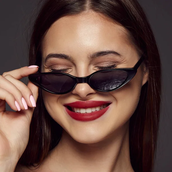 Egy Közeli Kép Fiatal Gyönyörű Lányról Piros Ajkakkal Napszemüvegben Pózolva — Stock Fotó