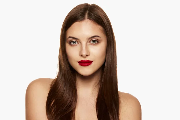 Portret Młodej Pięknej Brunetki Pozującej Czerwonymi Ustami Białym Tle Produkty — Zdjęcie stockowe