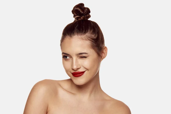 Portret Młodej Pięknej Dziewczyny Pozowanie Bułką Włosów Czerwone Usta Izolowane — Zdjęcie stockowe