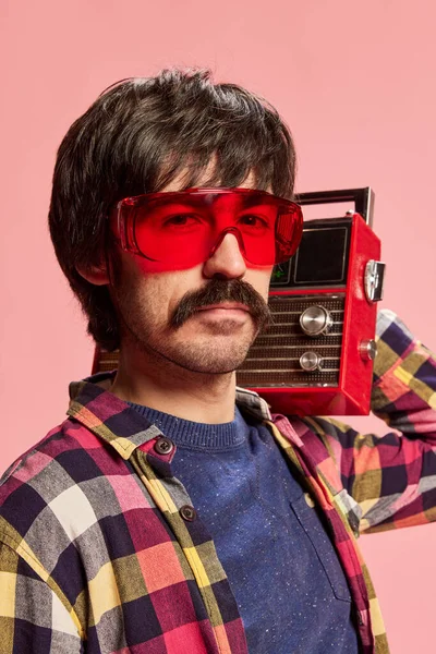 Portrait Homme Élégant Avec Moustache Posant Dans Des Verres Plastique — Photo