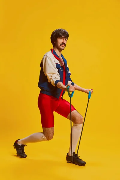Retrato Homem Elegante Com Bigode Posando Sportswear Vintage Treinamento Isolado — Fotografia de Stock