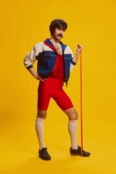 Homem Elegante Com Bigode Posando Sportswear Vintage Com Expansor Esportes — Fotografia de Stock
