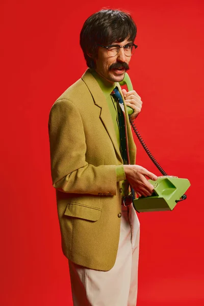 Porträtt Snygg Man Med Mustasch Poserar Vintage Kostym Med Telefon — Stockfoto