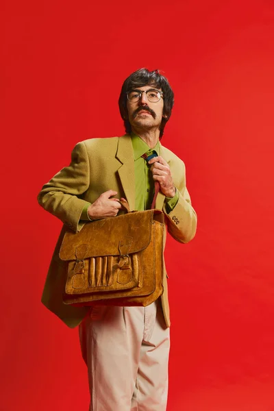 Portret Van Een Stijlvolle Man Met Snor Poserend Vintage Pak — Stockfoto