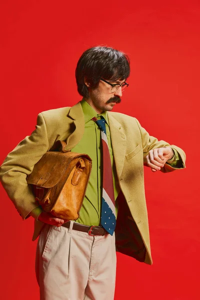 Porträtt Snygg Man Med Mustasch Poserar Vintage Kostym Isolerad Över — Stockfoto