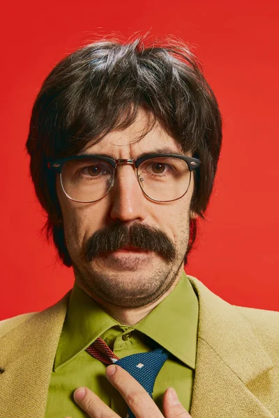 Närbild Porträtt Man Med Mustasch Poserar Vintage Kostym Och Glasögon — Stockfoto
