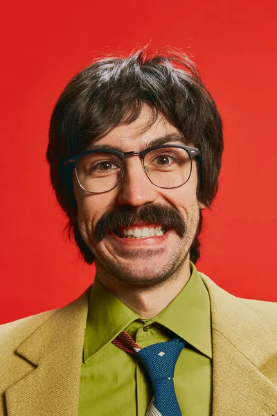 턱수염을 빈티지 정장을 배경에 떨어진 안경을 남자의 행복해 스타일 창의성 — 스톡 사진