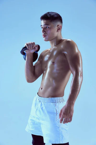Porträt Eines Jungen Muskulösen Mannes Beim Training Der Mit Isoliertem — Stockfoto