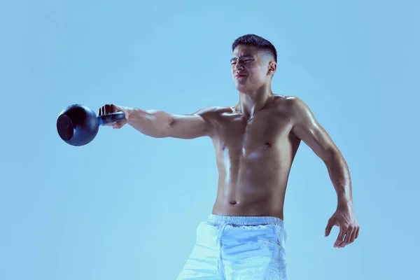 Retrato Treinamento Jovem Homem Muscular Levantamento Peso Isolado Sobre Fundo — Fotografia de Stock